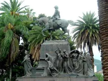 Foto: Monumento en Plaza 9 de Julio
