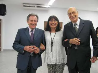 Foto: Dr. Elio De Zuanie, Eva Barroso y el Ctdor. Luis Martino