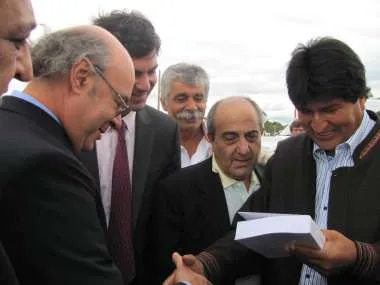 Foto: Abel Cornejo le obsequió al presidente Evo Morales un libro de su autoría, "Estupefacientes"