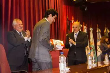 Foto: El gobernador Juan Manuel Urtubey recibió de regalo los dos tomos de la obra.