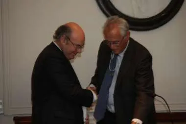Foto: Cornejo recibió medalla y pergamino como académico correspondiente
