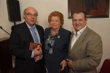 Foto: Abel Cornejo junto a Alicia Castellanos de Cornejo y Sergio Bravo