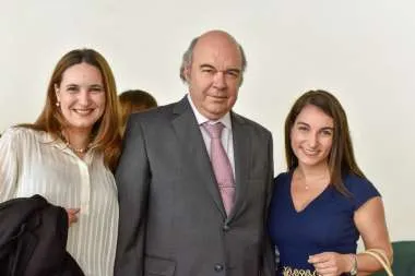 Foto: Abel Cornejo junto a la Dra. Cecilia Carraro y a la Lic. Mónica Abilés
