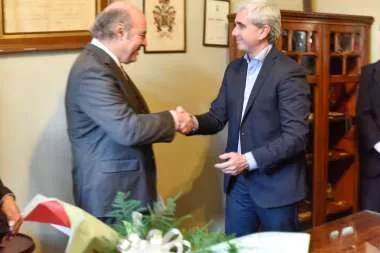 Foto: El Ministro de Cultura Juan Manuel Lavallén felicita al Dr. Abel Cornejo en su nueva función