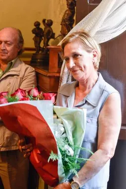 Foto: Inés Zadro sostiene las rosas obsequiadas por el Dr. Abel Cornejo