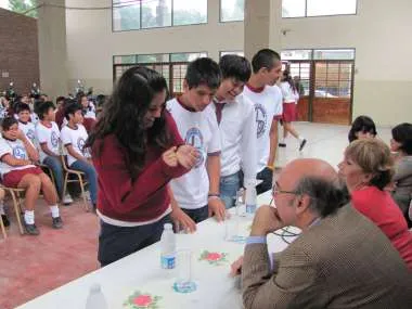 Foto: Abel Cornejo respondiendo a las consultas de alumnos