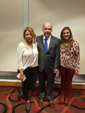 Foto: Abel Cornejo junto a las Dras. Claudia Puertas y María Edith Rodriguez