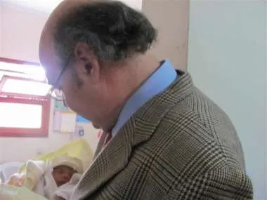Foto: Abel Cornejo con una bebé recién nacida en su visita a mujeres privadas de libertad.