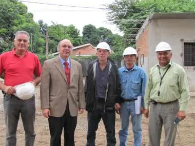 Foto: Abel Cornejo junto a responsables de obra del Poder Judicial y de la empresa constructora
