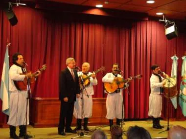Foto: El Dr. Guillermo Posadas cantó junto a "Los Arrieros de Salta"