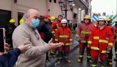 Foto: Abel Cornejo con bomberos