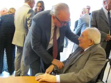 Foto: Emocionado, el Dr. Ricardo Reimundín recibió el saludo de sus pares