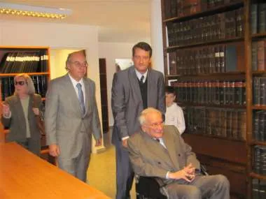 Foto: El Dr. Ricardo Reimundín recorrió las instlaciones de la biblioteca que lleva su nombre