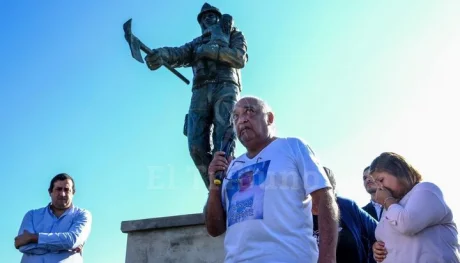 Omar Valdez, padre de un brigadista, en el monumento Valentía Eterna. Jan Touzeau