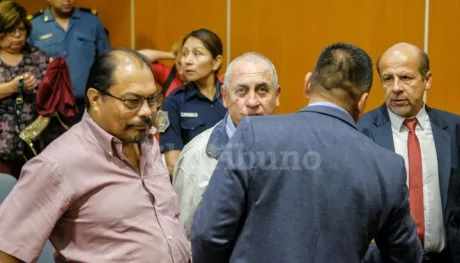Los exfuncionarios Roberto Durnelli, Víctor César Dagún y Víctor Ola Castro, tras la sentencia. JAN TOUZEAU