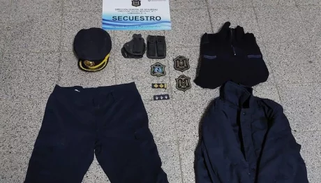El uniforme y elementos de policía que utilizaba la mujer detenida.