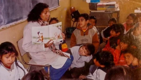 Evelia Murillo, en una de sus clases, rodeada de los niños a los que tanto amaba