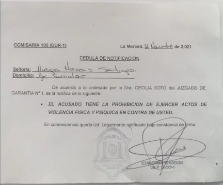 La notificación recibida por el concejal Santiago Huerga donde se prohibe el acercamiento del intendente Javier Wayar.