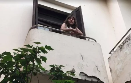 Liliana Hermosilla, en los balcones de la Legislatura durante lo que fue atrincheramiento en la oficina de la Cámara de Diputados.