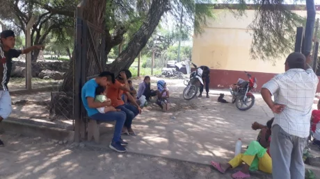 Familias wichis junto al cacique Leonardo Simplicio, esperan a ser atendidos afuera del Centro de Salud de Padre Lozano.