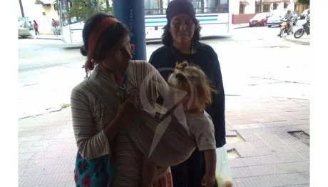 Una madre wichi sostiene a su bebé de rubios cabellos. Agencia