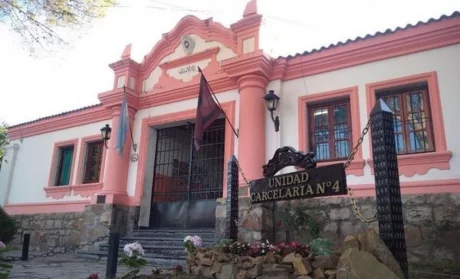 La Unidad Carcelaria N° 4, para mujeres forma parte del Penal de Villa Las Rosas ubicado en Avenida Hipólito Yrigoyen 813.