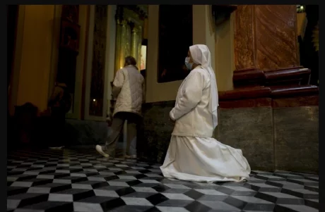 Una monja reza en la Catedral de Salta, Argentina, el lunes 2 de mayo de 2022. (AP Foto/Natacha Pisarenko)