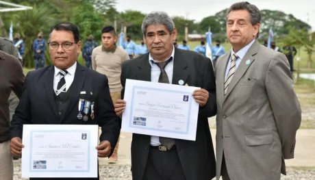 Reconocimiento a los excombatientes Vilca Condorí y Fernández Chávez, que integran la Aduana.