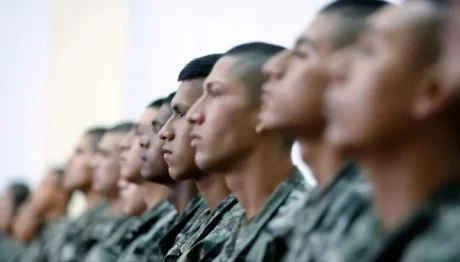 El servicio militar obligatorio se terminó en 1994, cuando Carlos Menem era el presidente.