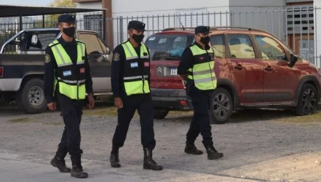 Efectivos policiales recorren barrios de la ciudad de Salta.