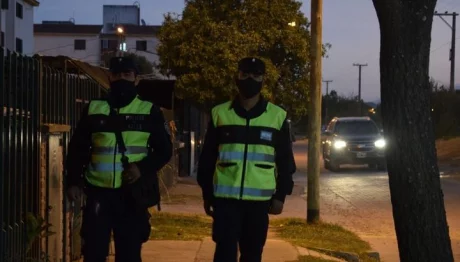 Efectivos policiales, durante la noche, patrullan en la zona sur de la ciudad.
