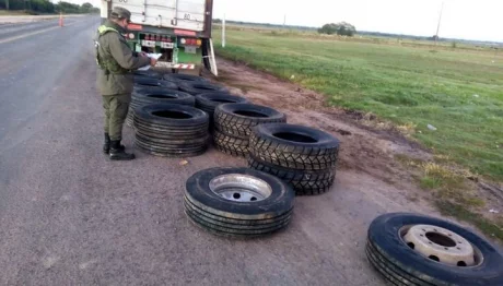 Los neumáticos secuestrados por la Gendarmería.