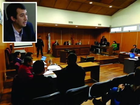 Momento de los alegatos ayer en el juicio contra el productor de modas, arriba a la izquierda el Fiscal penal de la UDIS, Pablo Rivero.