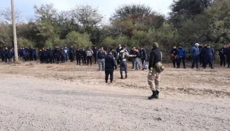 Los efectivos policiales y baquianos que se reunieron para buscar a Roberto Elías. Agencia