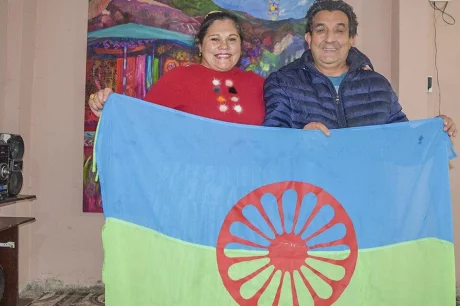 Elizabeth Infante de Juan y su marido Roberto Juan, sosteniendo la bandera del Pueblo Gitano