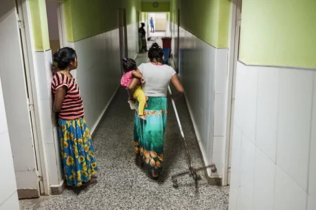 Mujeres de la etnia wichi durante una asistencia médica en un centro de salud del norte provincial.