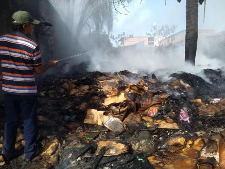 Voraz incendio en un depósito de materiales reciclables y pérdidas millonarias. Foto Metán La Noticia del Día