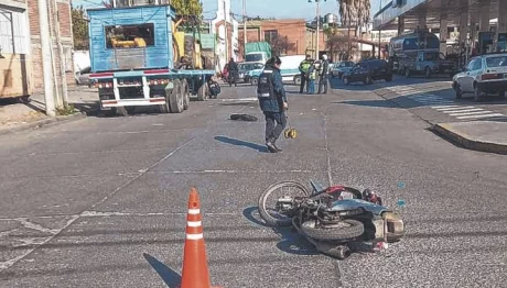 Un joven (22) murió a bordo de una moto ayer en Salta.