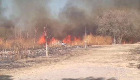 Unos de los incendios de pastizales desatados este invierno en jurisdicción de Cerrillos.