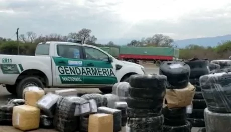 474 neumáticos y cientos de kilos de coca salieron de nuestra provincia hacia el sur.