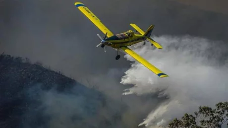 Varias dotaciones de bomberos voluntarios combatían el mes pasado incendios forestales en las sierras de Córdoba. Foto de archivo Télam