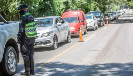 Uno de los controles rutinarios de alcoholemia que realizan efectivos de la Dirección de Seguridad Vial de la Policía de Salta en capital e interior