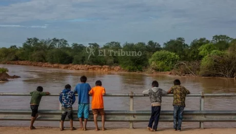 Los niños miran el río Pilcomayo, en Santa Victoria Este. Javier Corbalán