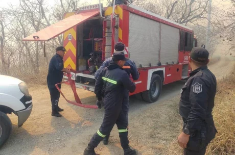 La Policía de Salta y distintos cuarteles de Bomberos Voluntarios intervienen en los focos de incendio