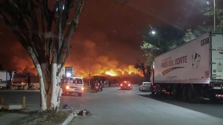 Las llamas se veían a cuatro kilómetros de la ciudad de Orán y la humareda complica la respiración en la zona / Foto: Captura TV.