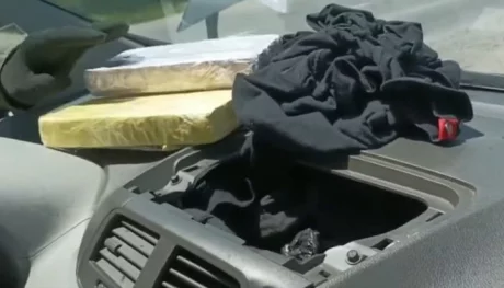 Los ladrillos de cocaína ocultos en el interior del auto.