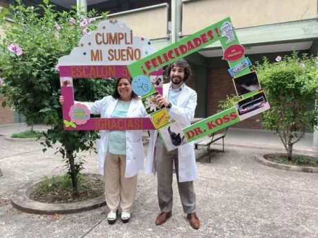 Vilma Yugra y Pablo Koss, los dos primeros profesionales médicos recibidos en la UNSa. (Foto: FM Noticias).