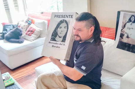 Juan José muestra la foto de su mamá, Mercedes del Valle Morales, secuestrada en 1976.