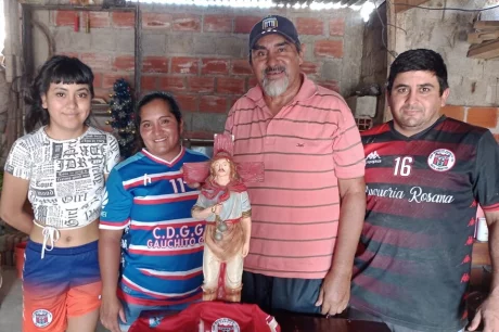 Paola Gómez y su familia, vecinos del barrio.