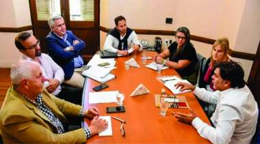 Los senadores recibieron equipos técnicos. Imagen Prensa Senado Salta.